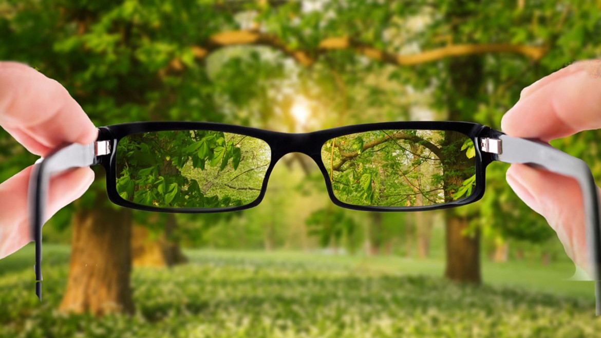 Плохое зрение плюс. Очки для дальнозорких. Очки для близоруких. Очки на природе. Миопия очки.